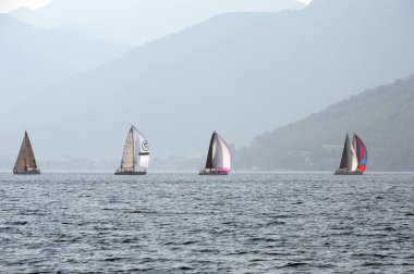 Marmaris, Türkiye - 30 Ekim 2019: Türkiye 'nin Marmaris kenti yakınlarındaki körfezde yatlar