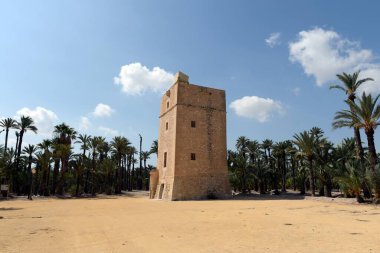 Elche, İspanya - 20 Eylül 2018: Torre Antik Kulesi Vaillo 'yu Elche' ye yerleştirdi