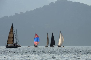 Marmaris, Türkiye - 30 Ekim 2019: Türkiye 'nin Marmaris kenti yakınlarındaki körfezde yatlar