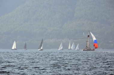 Marmaris, Türkiye - 30 Ekim 2019: Türkiye 'nin Marmaris kenti yakınlarındaki körfezde yatlar