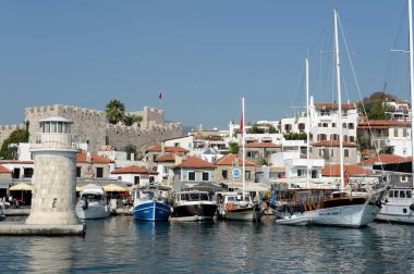 Marmaris, Türkiye - 30 Ekim 2019: Deniz manzaralı Marmaris şehri. Türkiye