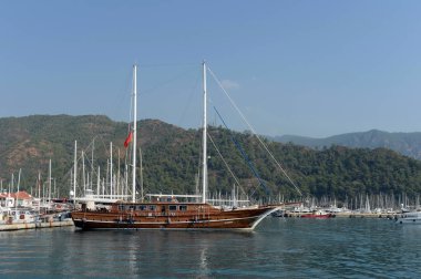 Marmaris, Türkiye - 30 Ekim 2019: Türk gulet gemisi Türkiye 'nin Marmaris kentinin iskelesinde
