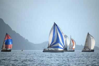 Marmaris, Türkiye - 30 Ekim 2019: Türkiye 'nin Marmaris kenti yakınlarındaki körfezde yatlar