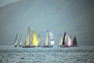 Marmaris, Türkiye - 30 Ekim 2019: Türkiye 'nin Marmaris kenti yakınlarındaki körfezde yatlar