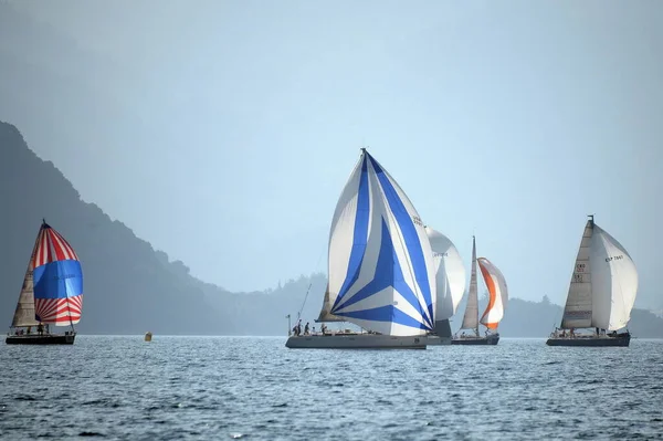 Marmaris, Türkiye - 30 Ekim 2019: Türkiye 'nin Marmaris kenti yakınlarındaki körfezde yatlar