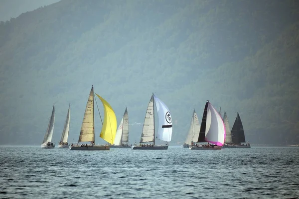 Marmaris, Türkiye - 30 Ekim 2019: Türkiye 'nin Marmaris kenti yakınlarındaki körfezde yatlar