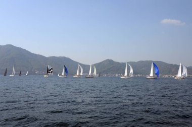 Marmaris, Türkiye - 30 Ekim 2019: Türkiye 'nin Marmaris kenti yakınlarındaki körfezde yatlar