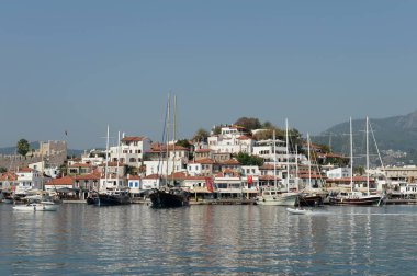 Marmaris, Türkiye - 30 Ekim 2019: Deniz manzaralı Marmaris şehri. Türkiye
