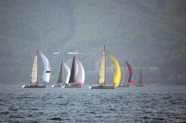 Marmaris, Türkiye - 30 Ekim 2019: Türkiye 'nin Marmaris kenti yakınlarındaki körfezde yatlar