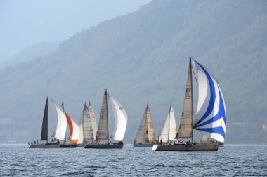 Marmaris, Türkiye - 30 Ekim 2019: Türkiye 'nin Marmaris kenti yakınlarındaki körfezde yatlar