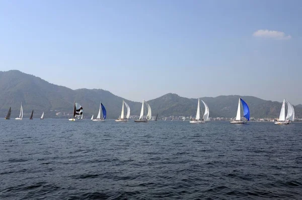 Marmaris, Türkiye - 30 Ekim 2019: Türkiye 'nin Marmaris kenti yakınlarındaki körfezde yatlar