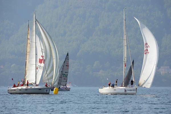 Marmaris, Türkiye - 30 Ekim 2019: Türkiye 'nin Marmaris kenti yakınlarındaki körfezde yatlar