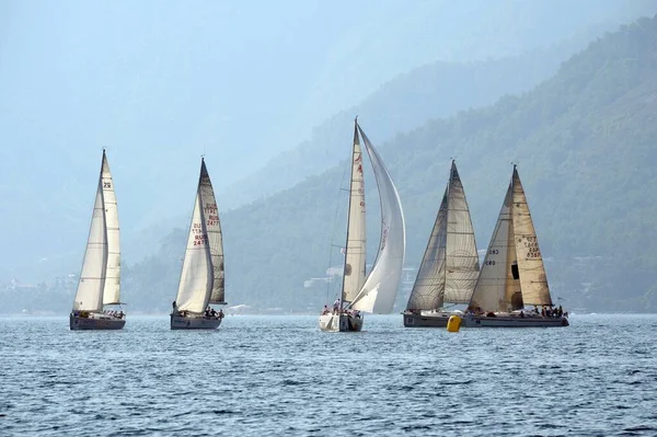 Marmaris, Türkiye - 30 Ekim 2019: Türkiye 'nin Marmaris kenti yakınlarındaki körfezde yatlar