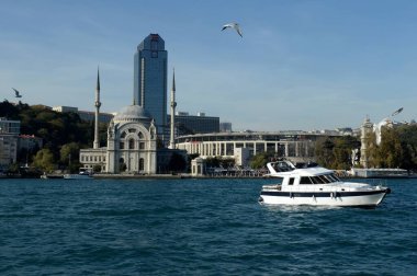  İstanbul, Türkiye - 3 Kasım 2019: İstanbul, Türkiye 'nin merkezindeki İstanbul Boğazı' ndaki setin manzarası