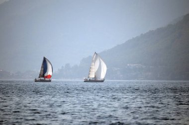  Marmaris, Türkiye - 30 Ekim 2019: Türkiye 'nin Marmaris kenti yakınlarındaki körfezde yatlar