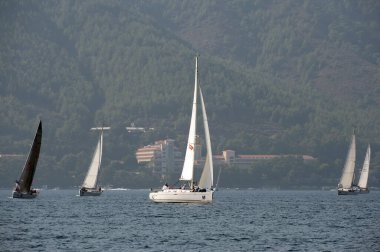  Marmaris, Türkiye - 30 Ekim 2019: Türkiye 'nin Marmaris kenti yakınlarındaki körfezde yatlar