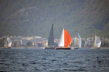  Marmaris, Türkiye - 30 Ekim 2019: Türkiye 'nin Marmaris kenti yakınlarındaki körfezde yatlar