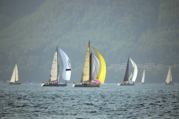  Marmaris, Türkiye - 30 Ekim 2019: Türkiye 'nin Marmaris kenti yakınlarındaki körfezde yatlar