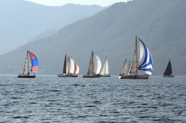 Marmaris, Türkiye - 30 Ekim 2019: Türkiye 'nin Marmaris kenti yakınlarındaki körfezde yatlar