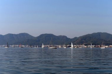 Marmaris, Türkiye - 30 Ekim 2019: Türkiye 'nin Marmaris kenti yakınlarındaki körfezde yatlar