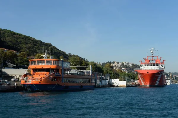 Istanbul Turkey November 2019 Sea Vessels Mooring Wall Bosphorus Istanbul — Zdjęcie stockowe