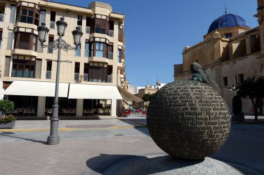 Elche, İspanya - 20 Eylül 2018: Geografia de la Memoria heykeli, eski Moorish şehri Elche, Elche, Alicante eyaleti, Valencia Topluluğu, Costa Blance