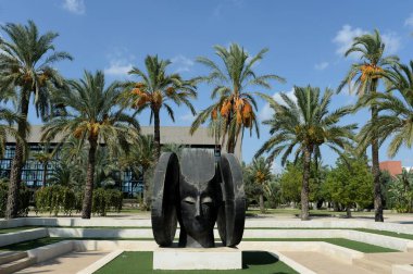 Elche, İspanya - 20 Eylül 2018: İspanya 'nın Elche şehrindeki Miguel Hernandez' in adını taşıyan üniversitenin bölgesindeki 