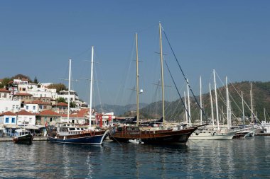 Marmaris, Türkiye - 30 Ekim 2019: Türk gulet gemileri Türkiye 'nin Marmaris kentinin rıhtımında