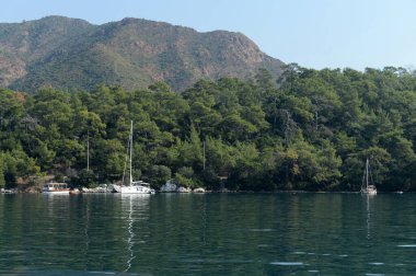 Marmaris, Türkiye - 30 Ekim 2019: Ege Denizi Körfezi Marmaris Körfezi açıklarında yatlar