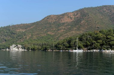 Marmaris, Türkiye - 30 Ekim 2019: Ege Denizi Körfezi Marmaris Körfezi açıklarında yatlar
