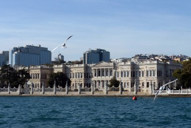 İstanbul, Türkiye - 3 Kasım 2019: İstanbul, Türkiye 'deki Dolmabahçe Sarayı' nın İstanbul 'dan görünüşü