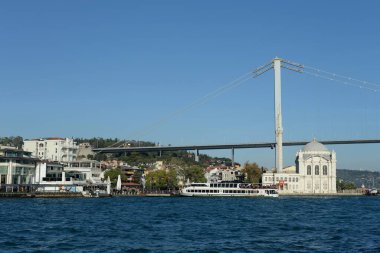 İstanbul, Türkiye - 3 Kasım 2019: İstanbul 'daki Ortakoy Camii ve Boğaz Köprüsü manzarası