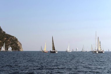 Marmaris, Türkiye - 30 Ekim 2019: Türkiye 'nin Marmaris kenti yakınlarındaki Ege Denizi' nde Yatlar