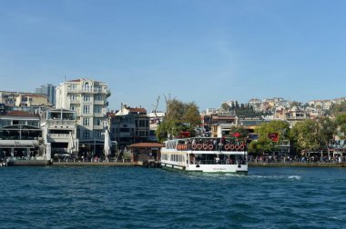 İstanbul, Türkiye - 3 Kasım 2019: İstanbul Boğazı 'ndaki Ortakoy limanında bir gezi teknesi. İstanbul