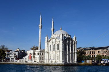 İstanbul, Türkiye - 3 Kasım 2019: Ortakoy Camii İstanbul Boğazı 'ndan Bakış