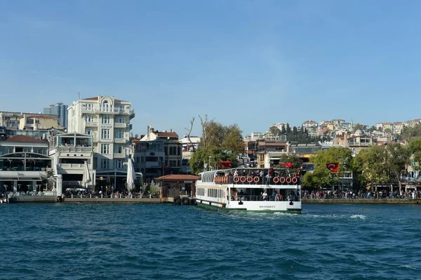 Istanbul Turkije November 2019 Plezierboot Pier Van Stadsgrens Ortakoy Bosporus — Stockfoto