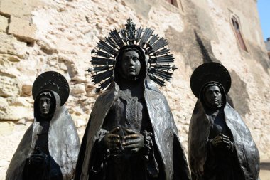 Elche, İspanya - 20 Eylül 2018: Üç Meryem, heykeltraş Juan Jose Quiros, Elche, İspanya, Avrupa, Die drei Marien, Skulpturengruppe von dem Bildhauer