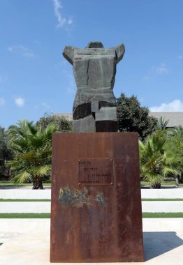 Elche, İspanya - 20 Eylül 2018: Elche şehrindeki Miguel Hernandez 'e adanmış heykel. İspanya