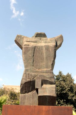 Elche, İspanya - 20 Eylül 2018: Elche şehrindeki Miguel Hernandez 'e adanmış heykel. İspanya