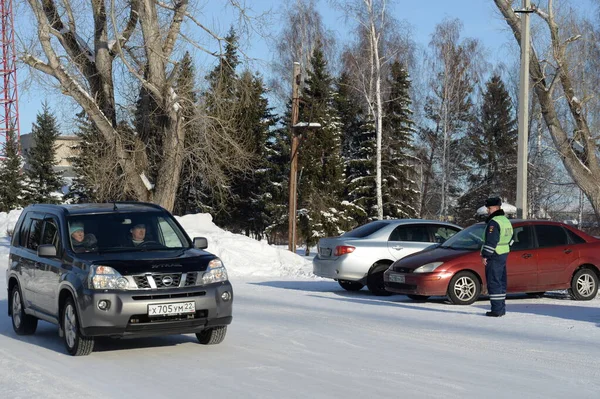 Алтай Регион Россия Января 2019 Года Инспектор Дорожно Патрульной Полиции — стоковое фото