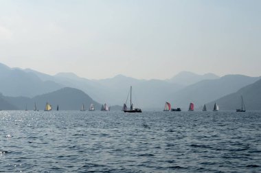 Marmaris, Türkiye - 30 Ekim 2019: Türkiye 'nin Marmaris kenti yakınlarındaki körfezde yatlar
