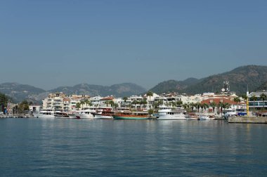 Marmaris, Türkiye - 30 Ekim 2019: Marmaris kentinin rıhtımında deniz yolcu gemileri. Türkiye