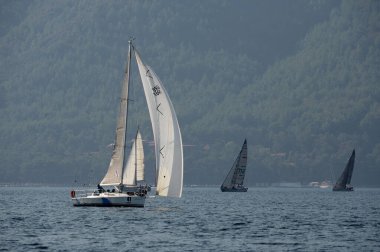 Marmaris, Türkiye - 30 Ekim 2019: Türkiye 'nin Marmaris kenti yakınlarındaki körfezde yatlar