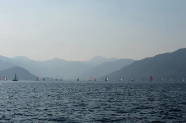 Marmaris, Türkiye - 30 Ekim 2019: Türkiye 'nin Marmaris kenti yakınlarındaki körfezde yatlar