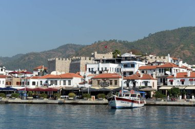 Marmaris, Türkiye - 30 Ekim 2019: Deniz manzaralı Marmaris şehri. Türkiye