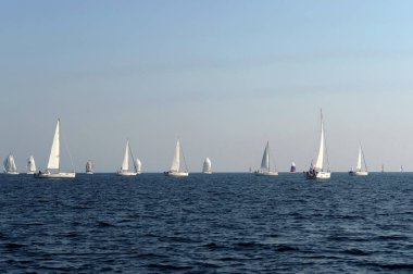 Marmaris, Türkiye - 30 Ekim 2019: Türkiye 'nin Marmaris kenti yakınlarındaki Ege Denizi' nde Yatlar
