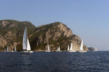 Marmaris, Türkiye - 30 Ekim 2019: Türkiye 'nin Marmaris kenti yakınlarındaki Ege Denizi' nde Yatlar