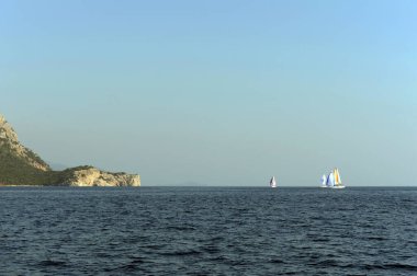 Marmaris, Türkiye - 30 Ekim 2019: Türkiye 'nin Marmaris kenti yakınlarındaki Ege Denizi' nde Yatlar