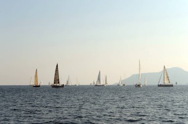 Marmaris, Türkiye - 30 Ekim 2019: Türkiye 'nin Marmaris kenti yakınlarındaki Ege Denizi' nde Yatlar