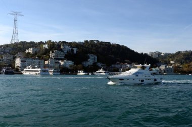 İstanbul, Türkiye - 3 Kasım 2019: İstanbul Boğazı 'nda motorlu yatlar. İstanbul